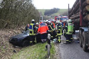 Bild: Erstversorgung des verletzten Fahrers durch den Notarzt (Foto: Blaulichtreport-Saarland.de (Tim Haupenthal))