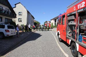 Bild: Einsatzkr&amp;auml;fte der Feuerwehr vor dem Anwesen in der Eiweiler Stra&amp;szlig;e