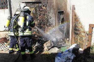 Bild: Unrat war an einem Haus in der Eiweiler Stra&amp;szlig;e in Brand geraten, das Feuer drohte auf das Geb&amp;auml;ude &amp;uuml;berzugreifen
